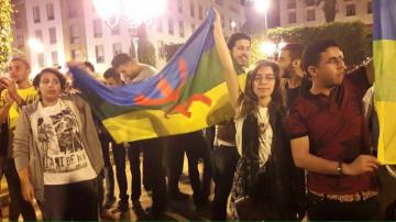 من الوقفة الاحتجاجية التي دعت إليها تنظيمات حقوقية وأمازيغية ونسائية أمام البرلمان